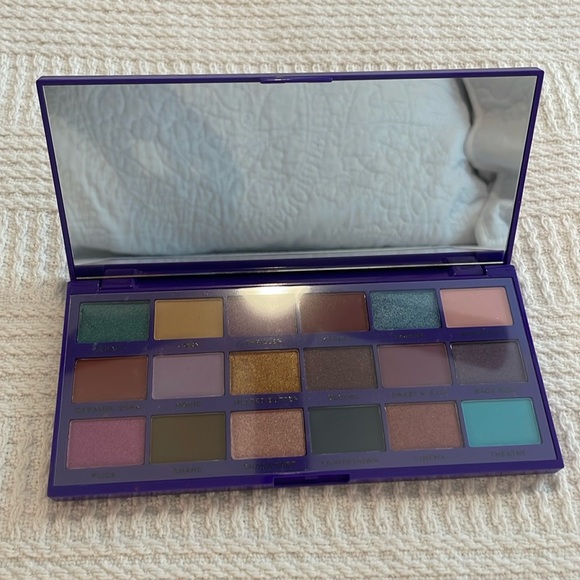 MAKEUP Revolution London I Heart Revolution Get Poppin’ Eyeshadow Palette - Picture 3 of 5